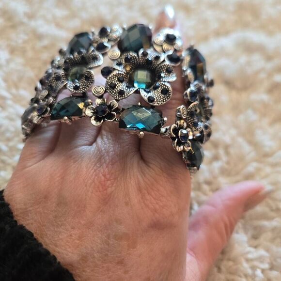 NWOT Floral Rhinestone Stretch Bracelet - Picture 5 of 6